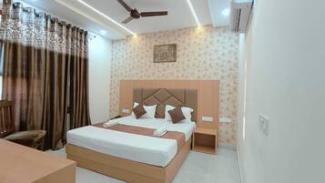 Rom – comfort | Safe på rommet, skrivebord, strykejern/-brett og wi-fi (inkludert)