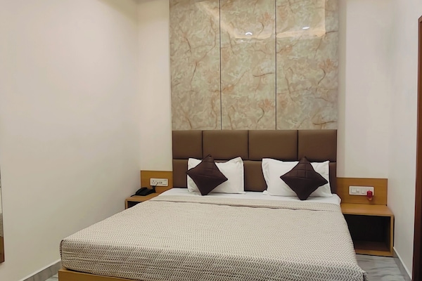 Deluxe Double Room | In-room safe, desk, iron/ironing board, free WiFi