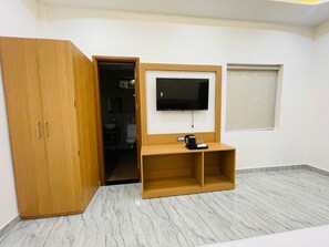 In-room safe, desk, iron/ironing board, free WiFi - Hotel Pilgrim Near Golden Temple (Amritsar)