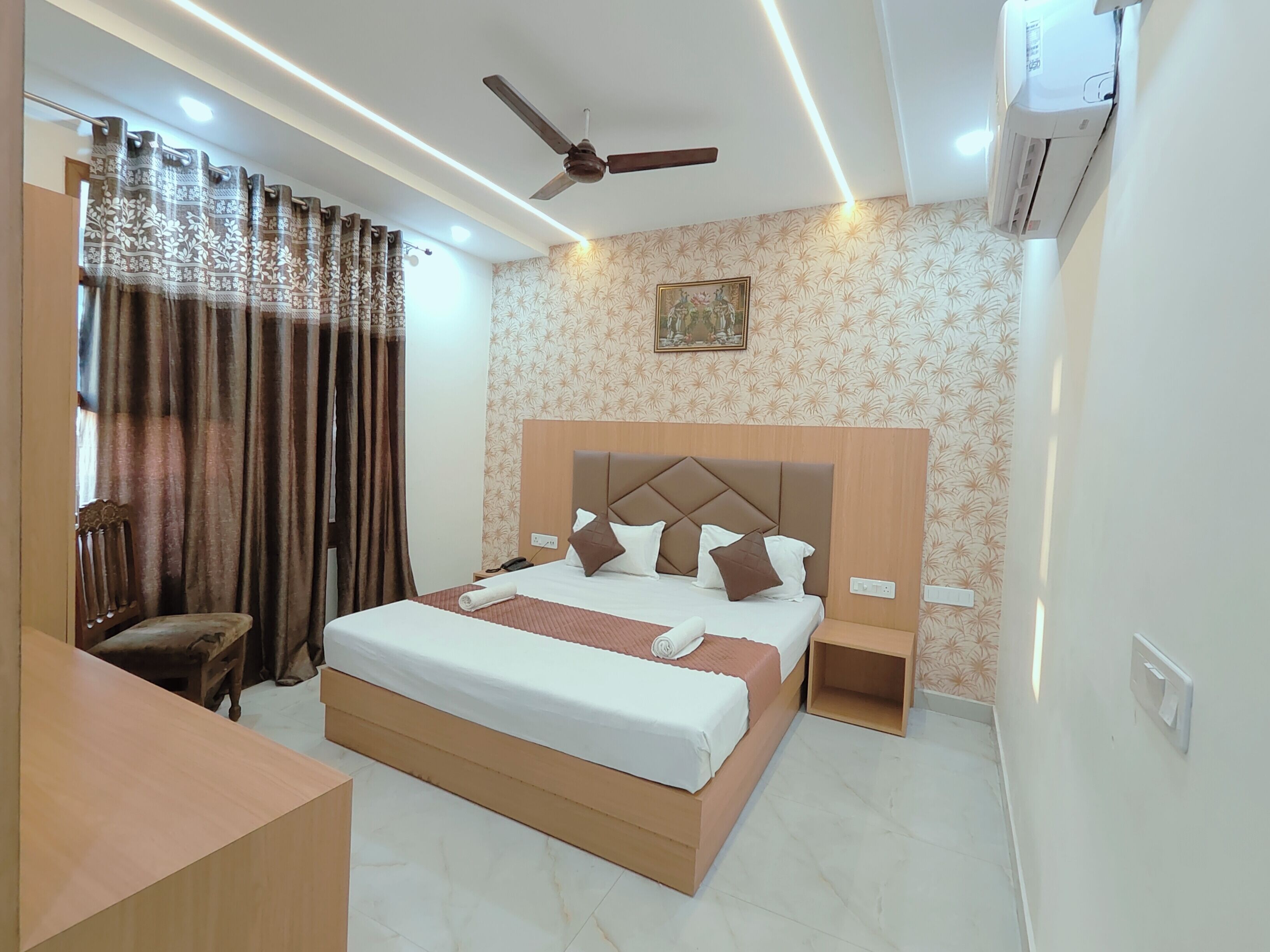 Comfort Room | In-room safe, desk, iron/ironing board, free WiFi