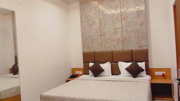 Kahden hengen deluxe-huone | Tallelokero huoneessa, työpöytä, silitysrauta/-lauta, lisävuoteet