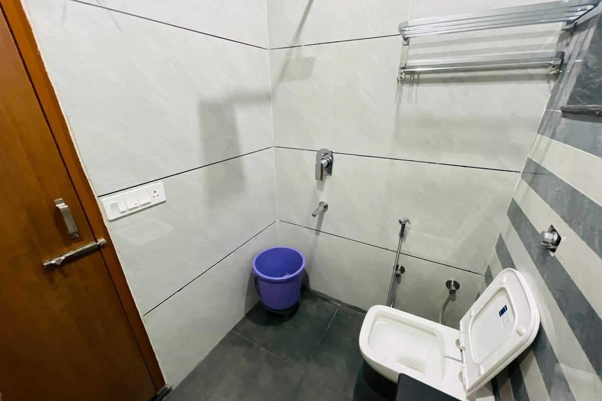 Deluxe Double Room | Bathroom | Shower, rainfall showerhead, hair dryer, slippers