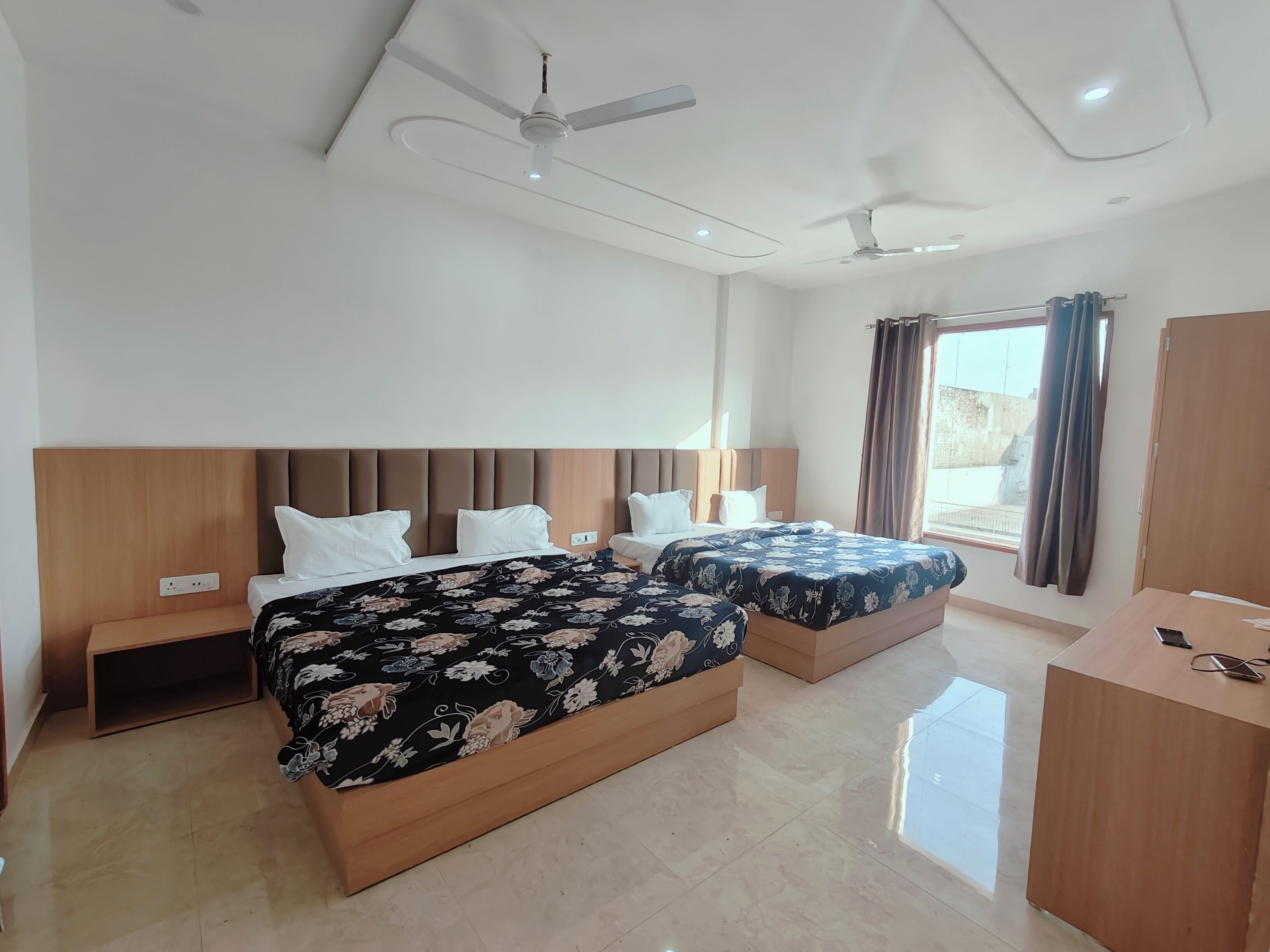 家庭套房, 城市景觀 | 客房內保險箱、書桌、熨斗/熨衣板、免費無線上網