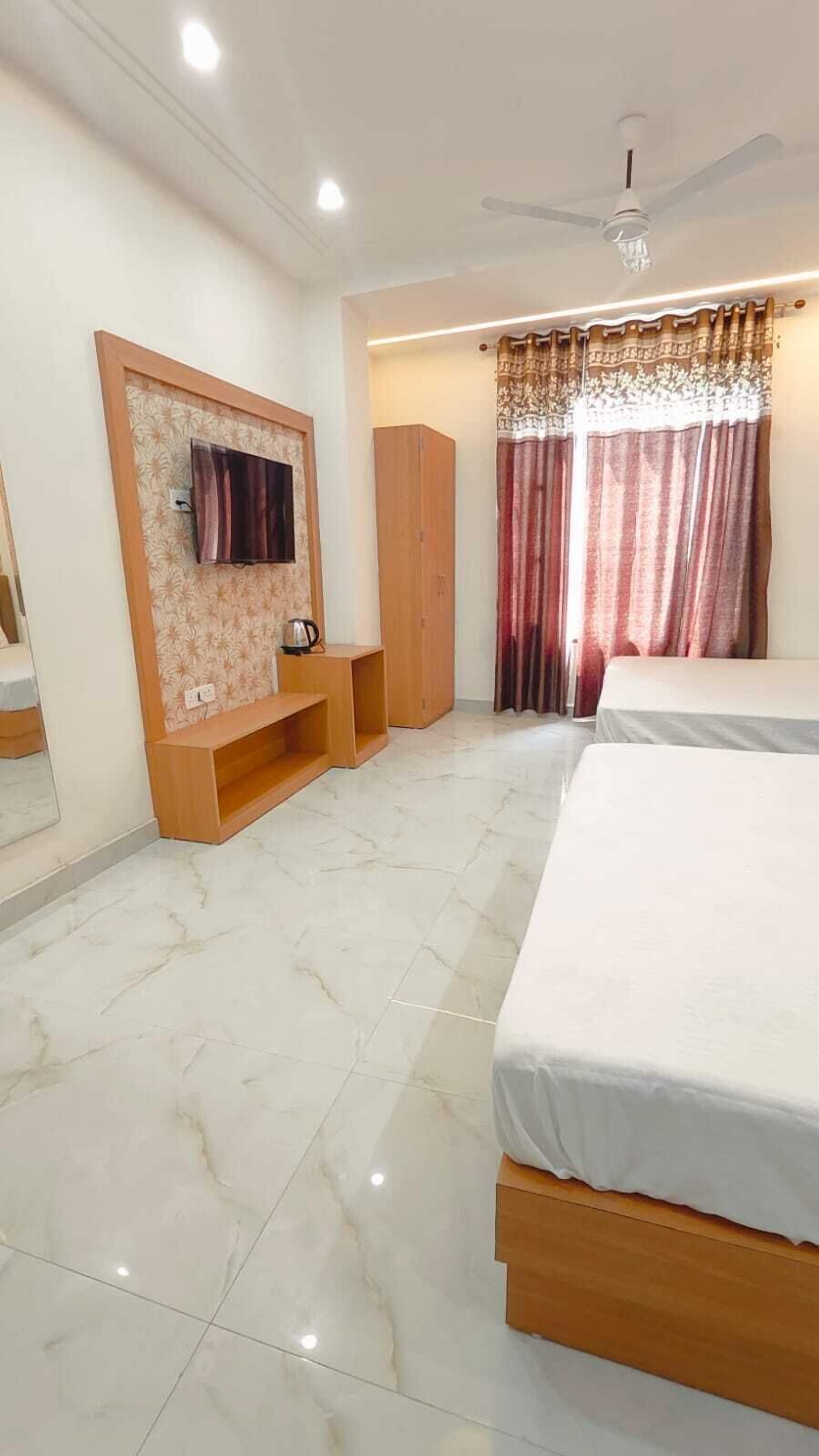 Suite Keluarga, pemandangan kota | Kamar mandi | Shower, pancuran hujan, pengering rambut, dan sandal