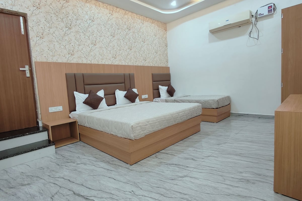 In-room safe, desk, iron/ironing board, free WiFi