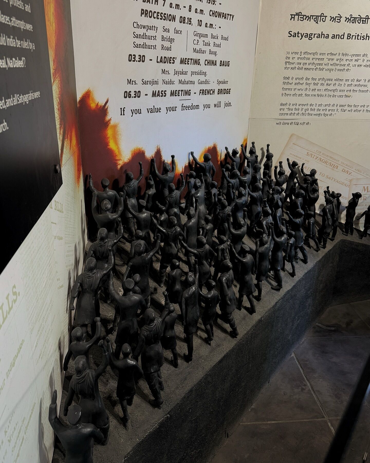 Eine Skulptur, die zahlreiche Figuren in einem Museumsraum zeigt.