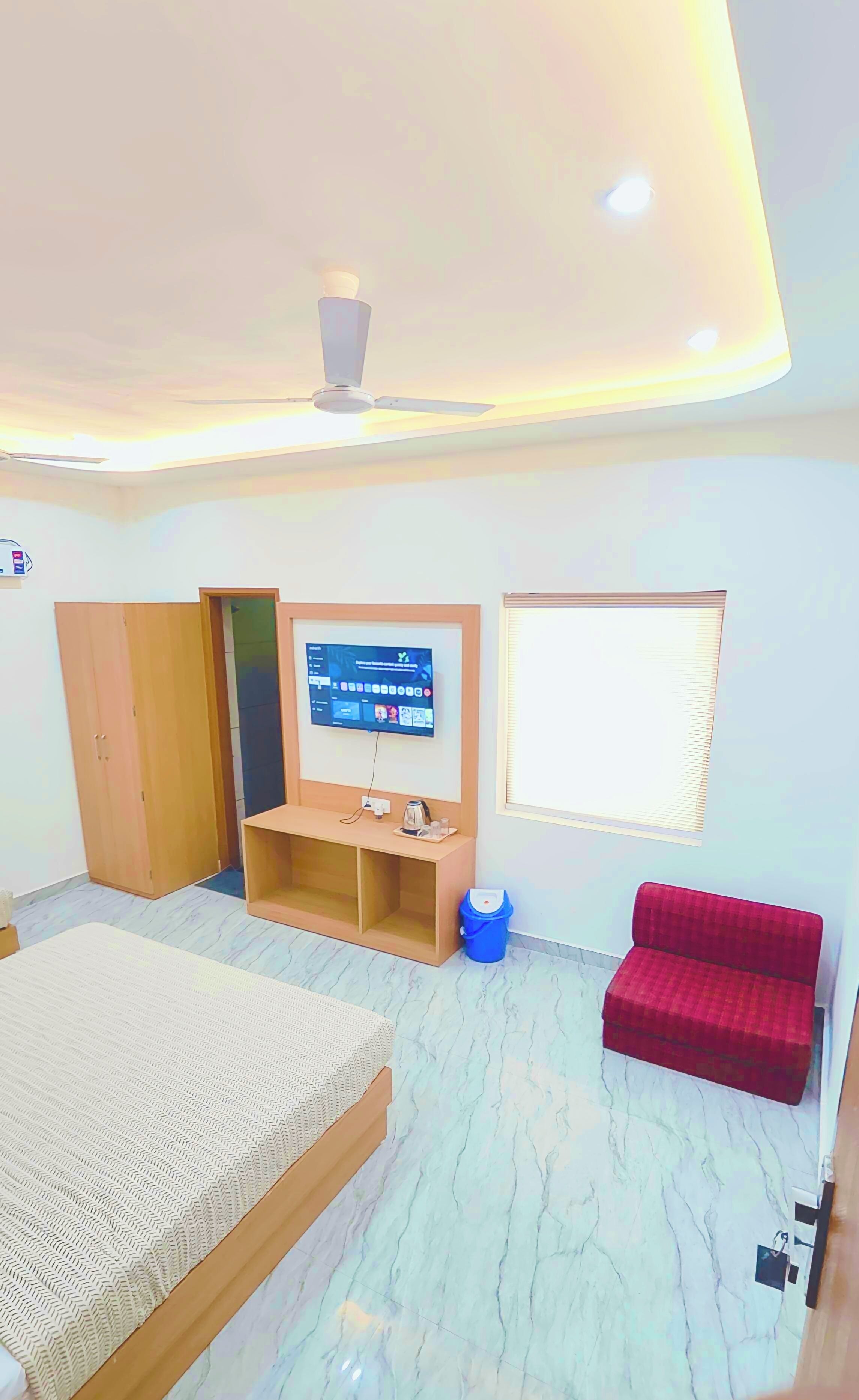 Kamar Triple Klasik, pemandangan kota | Brankas, meja kerja, setrika/meja setrika, dan Wi-Fi gratis