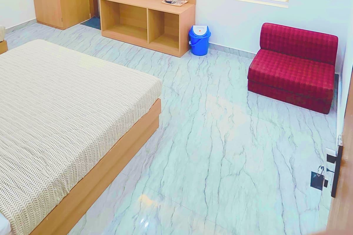 Kamar Triple Klasik, pemandangan kota | Brankas, meja kerja, setrika/meja setrika, dan Wi-Fi gratis