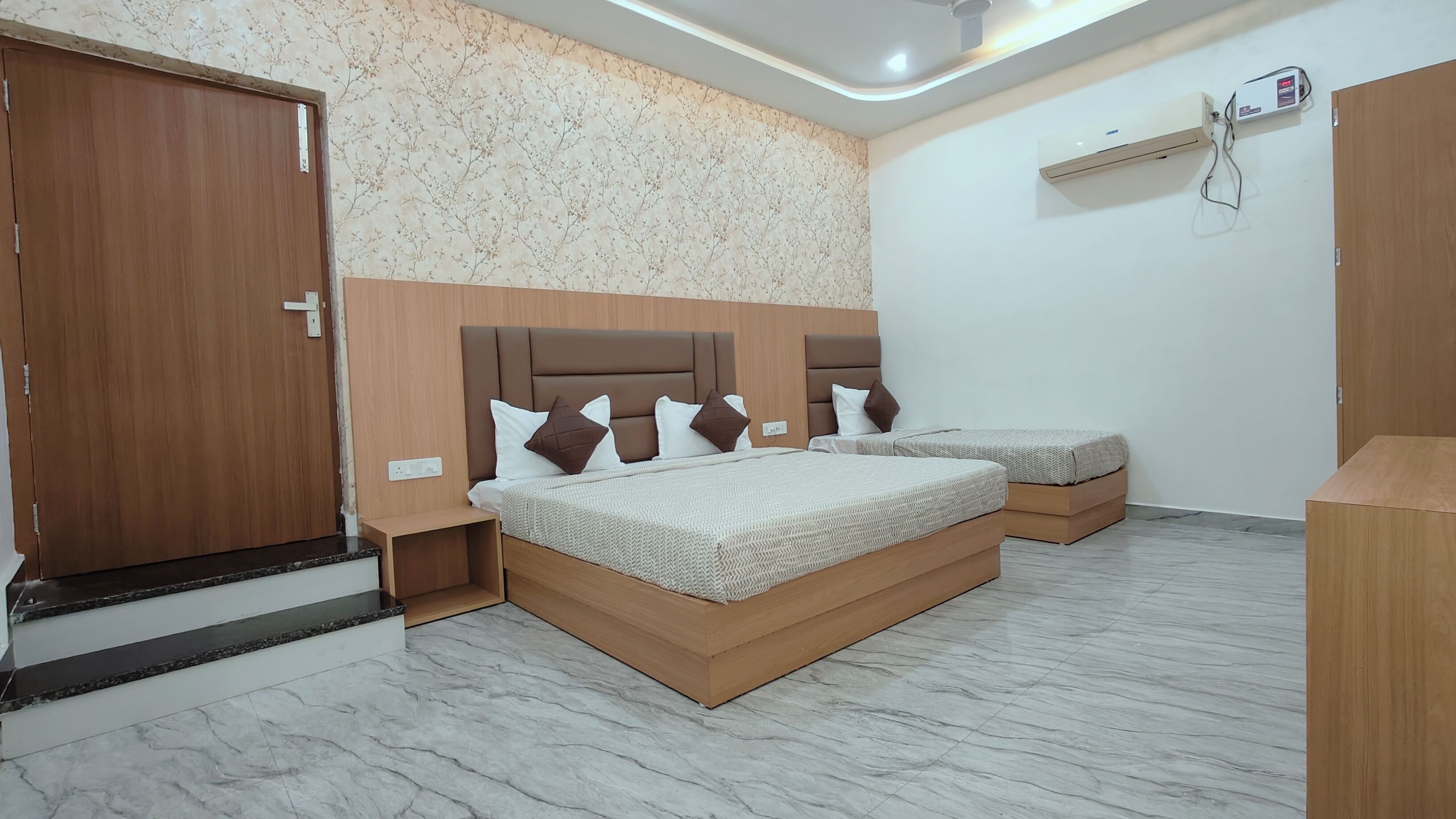 Habitación triple clásica, vista a la ciudad | Caja de seguridad en la habitación y escritorio 