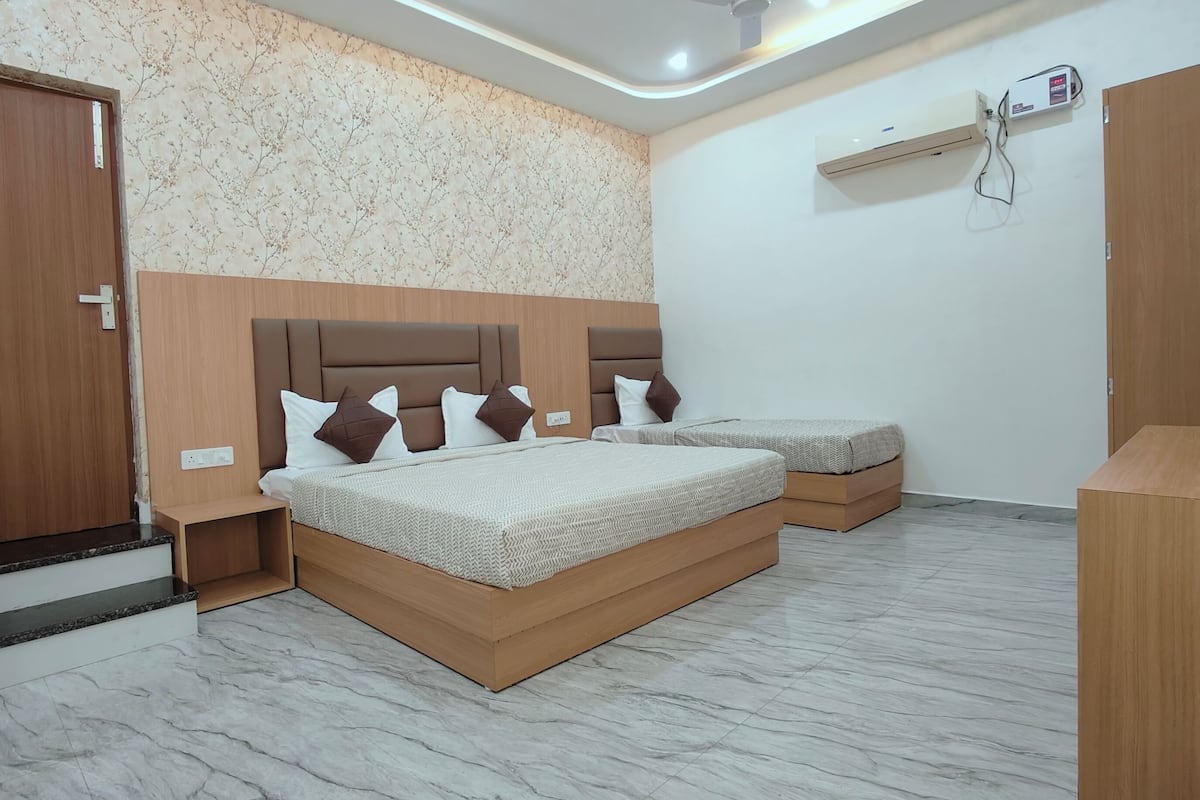 Habitación triple clásica, vista a la ciudad | Caja de seguridad en la habitación y escritorio