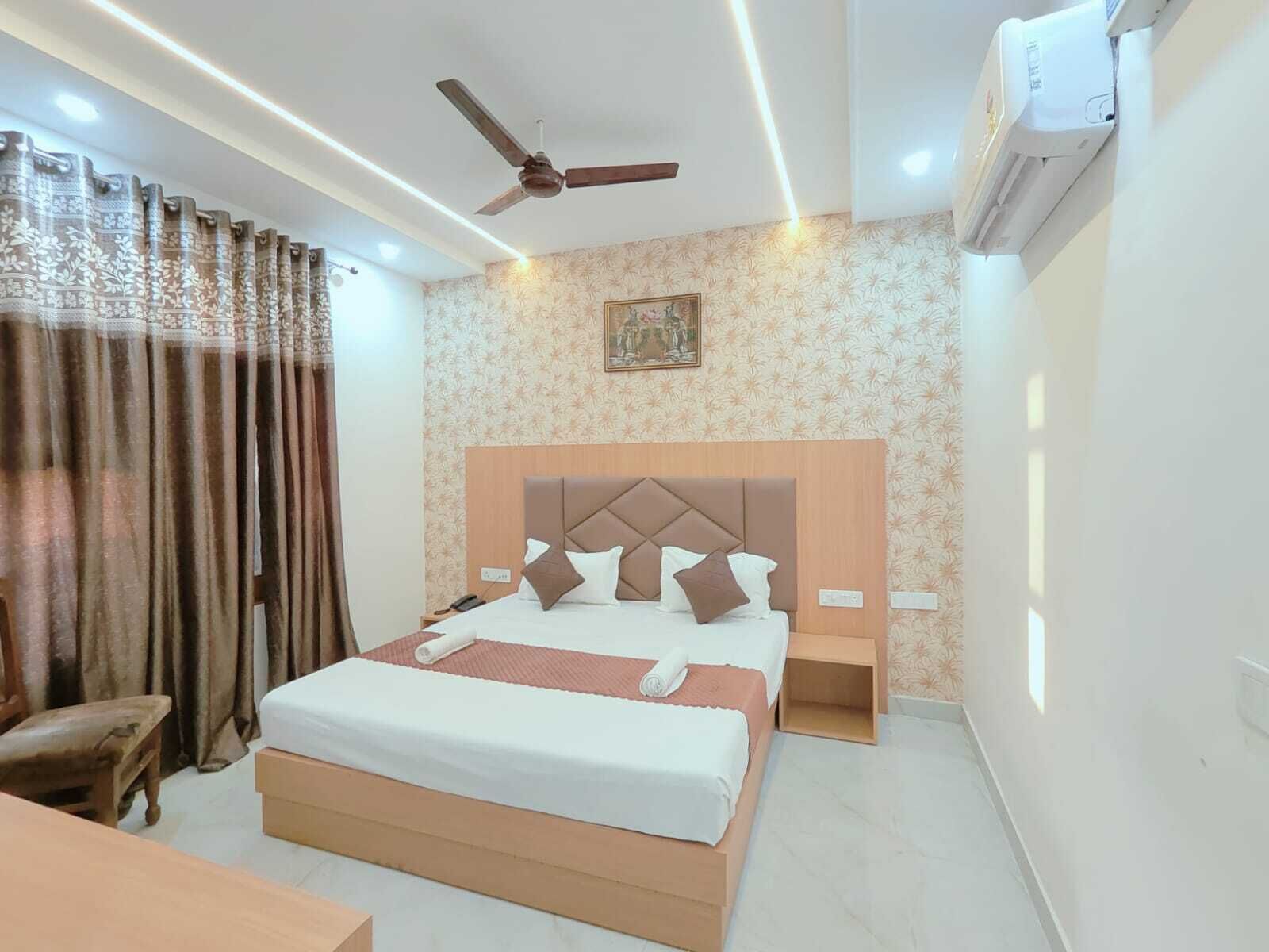 Comfort Room | In-room safe, desk, iron/ironing board, free WiFi