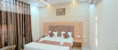 Comfort Room | In-room safe, desk, iron/ironing board, free WiFi