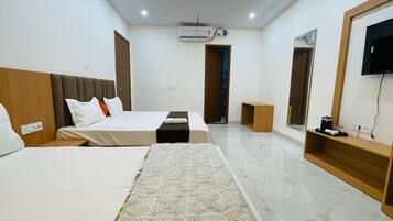 Perhesviitti, kaupunkinäköala | Tallelokero huoneessa, työpöytä, silitysrauta/-lauta, lisävuoteet