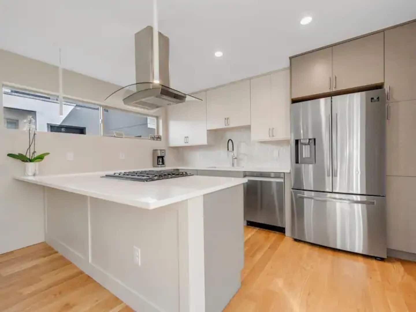 Réfrigérateur, four à micro-ondes, un four, surface de cuisson