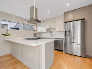 Réfrigérateur, four à micro-ondes, un four, surface de cuisson