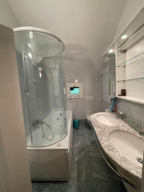 Comfort Duplex, Mountain View | Bathroom - Santorini (Faido)