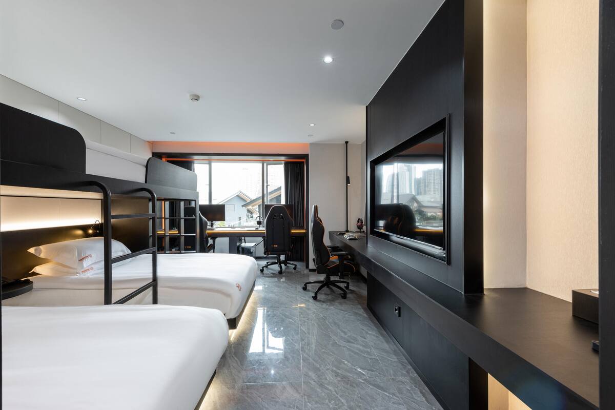 Habitación triple Elite | Camas con efecto memoria y espacio para trabajar con laptop