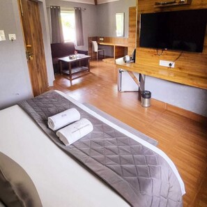 Premium-Dreibettzimmer, Balkon, Gartenblick | Schreibtisch