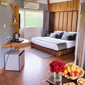 Premium Triple Room, Balcony, Garden View | Desk