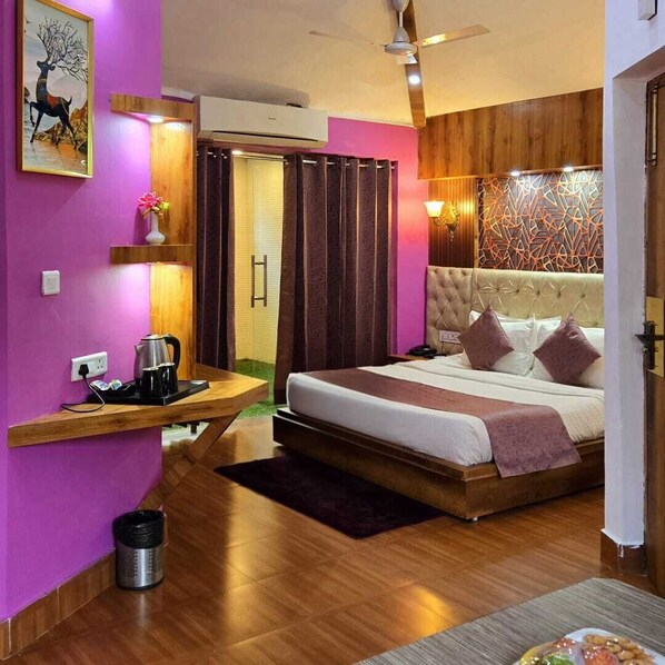 Royal Double Room, Garden View | Desk