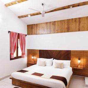 Deluxe Double Room | Desk