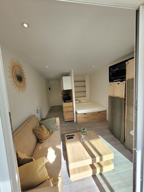 1 bedroom, bed sheets