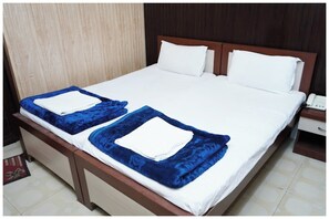 Hypo-allergenic bedding, desk, free WiFi, bed sheets