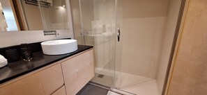 Douche, séchoir à cheveux, serviettes fournies, savon