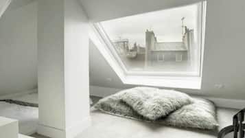 Apartment | 1 bedroom, laptop workspace, bed sheets