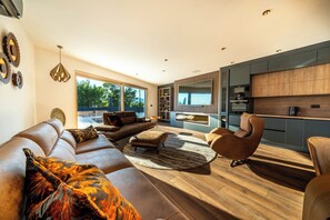 Televisión y chimenea 