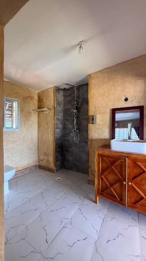Luxe suite, uitzicht op zee | Badkamer | Een douche, een haardroger, pantoffels, handdoeken