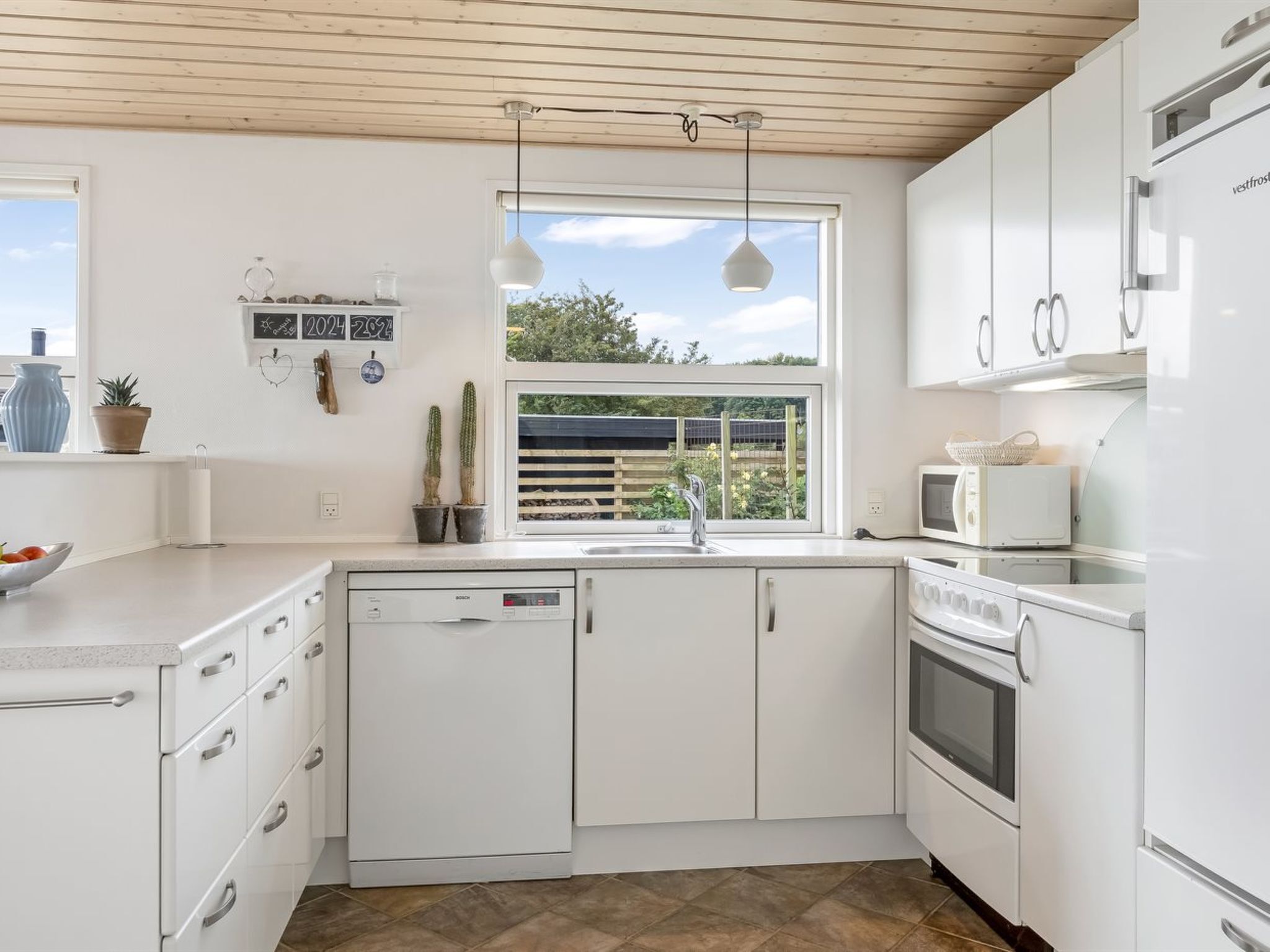 Jääkaappi, mikroaaltouuni, astianpesukone