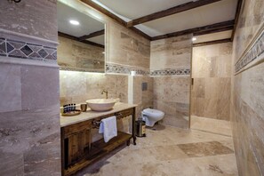 Shower, pengering rambut, handuk, dan sabun