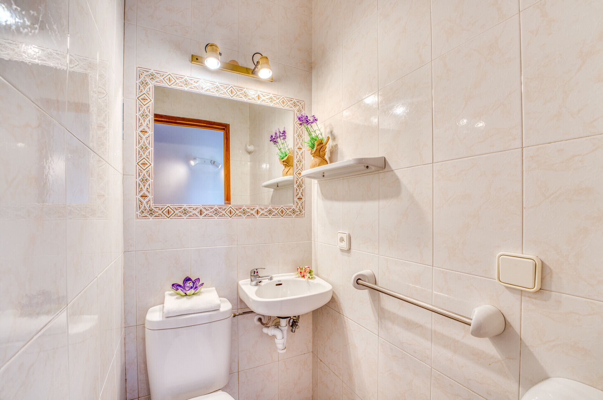 Un bagno con il water, un lavabo e uno specchio.