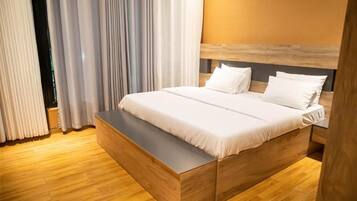 5 bedrooms, iron/ironing board, WiFi, bed sheets