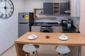 Private kitchen - Chic 1-bedroom apartment with fitness room and AC in vibrant Accra (Accra)