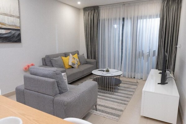 Living area - Chic 1-bedroom apartment with fitness room and AC in vibrant Accra (Accra)