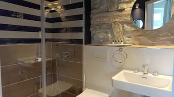 Dusche, Haartrockner, Handtücher, Seife