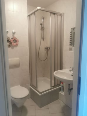 Haartrockner, Handtücher, Seife, Toilettenpapier