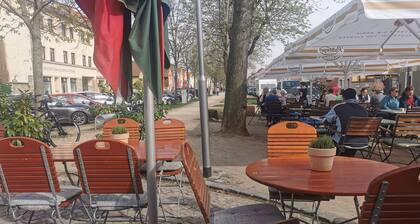 Fewo mit Balkon, nur 200 Meter vom Dorfplatz Altkötzschenbroda am Elberadweg.