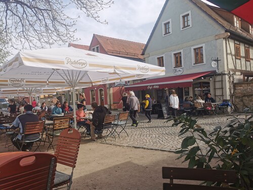 Fewo mit Balkon, nur 200 Meter vom Dorfplatz Altkötzschenbroda am Elberadweg.