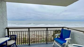 Condo com design assinado, 1 quarto, sacada, vista para o oceano | Sacada