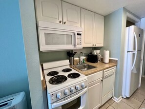 Signature Condo, 1 Bedroom, Balcony, Ocean View | Private kitchen | Fridge, microwave, oven, stovetop