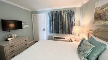 Signature Condo, 1 Bedroom, Balcony, Ocean View | Individually decorated, individually furnished, iron/ironing board