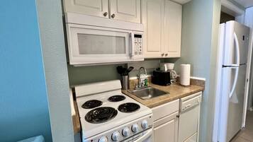 Signature Condo, 1 Bedroom, Balcony, Ocean View | Private kitchen | Fridge, microwave, oven, stovetop