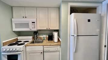 Signature Condo, 1 Bedroom, Balcony, Ocean View | Private kitchen | Fridge, microwave, oven, stovetop