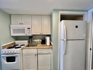Signature Condo, 1 Bedroom, Balcony, Ocean View | Private kitchen | Fridge, microwave, oven, stovetop