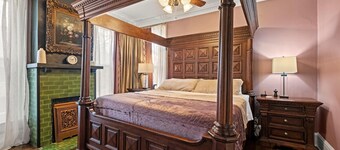 Midtown Victorian Upper- Historic 3BR in Hyde Park