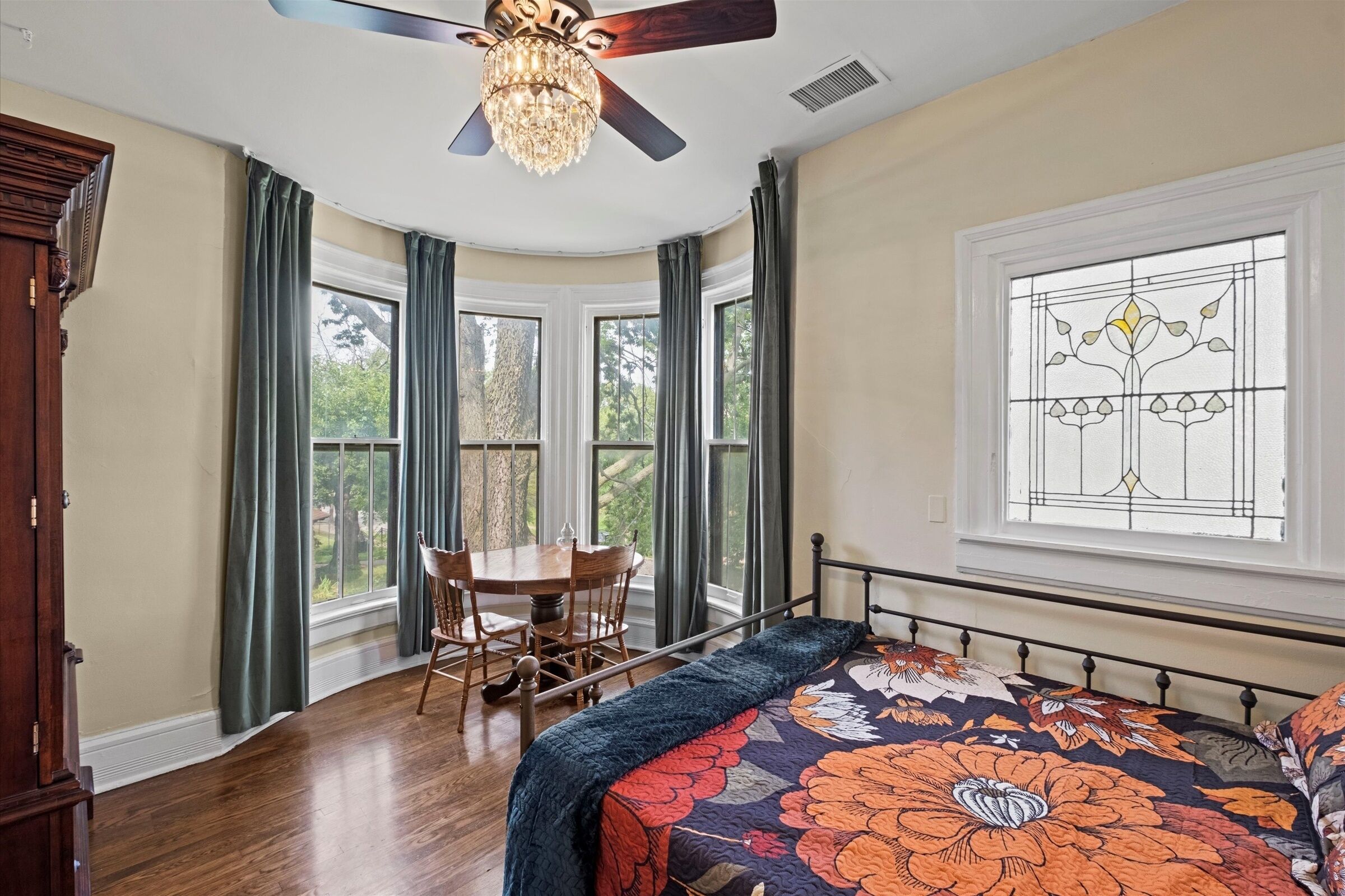 3 habitaciones, escritorio, tabla de planchar con plancha y wifi gratis 