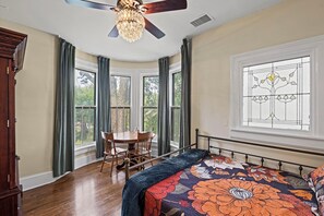 3 bedrooms, desk, iron/ironing board, free WiFi